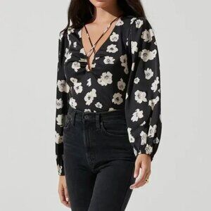 ASTR The Label Key Hole Cutout Ls Top Black Floral